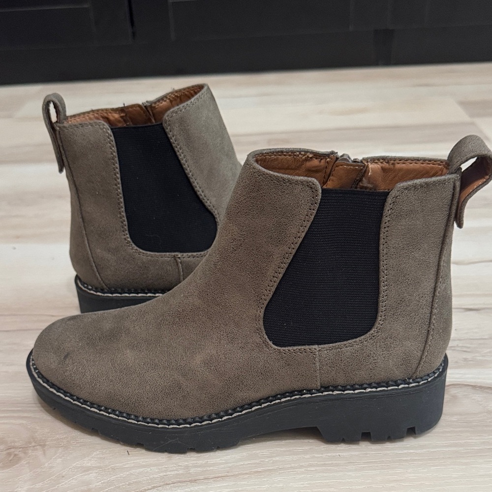 Eurosoft Bethan Chelsea Boots Gray Black Lug Sole Comfort Booties Size 7 - Picture 2 of 9